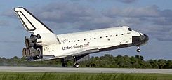 Atlantis aterrizando tras completar la misión STS-86.