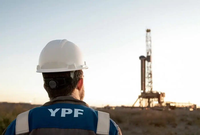 YPF reduce sus operaciones en Santa Cruz y ofrece retiro voluntario a 2.500 operarios