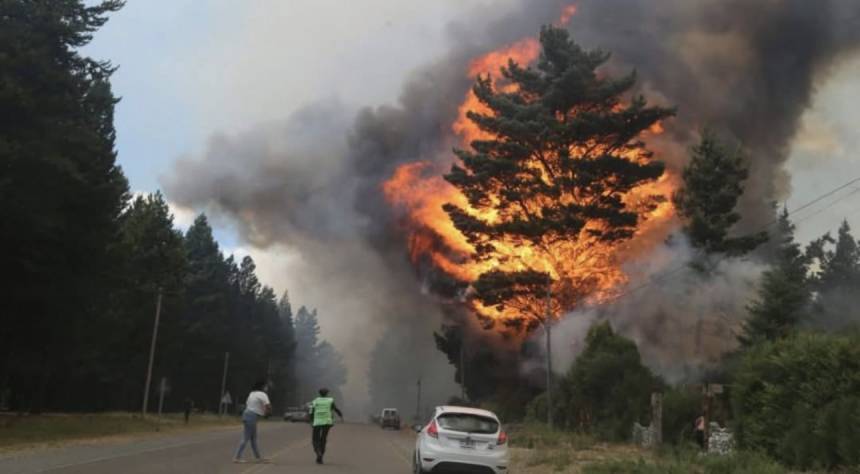 Desastre en Epuyén: Incendio Devasta 1800 Hectáreas y Deja a 200 Personas Evacuadas