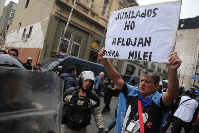  Los jubilados marchan, la Policía reprime.