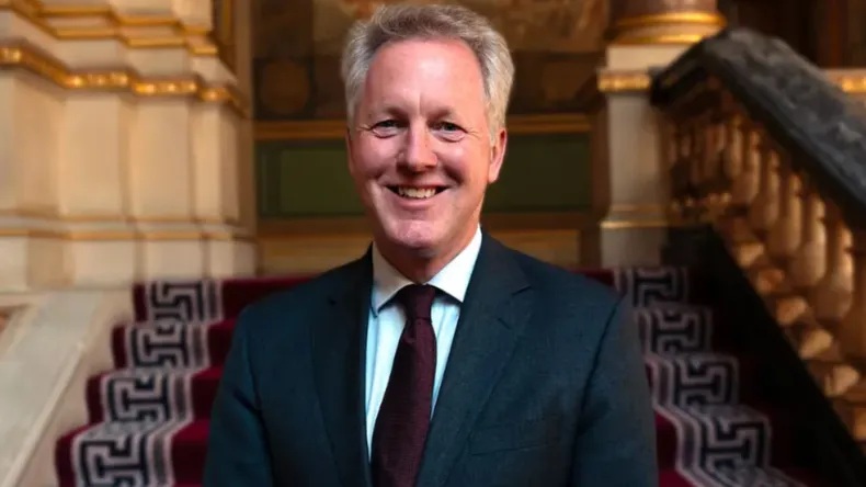 Inglaterra envía a un «hombre de Equinor» como nuevo Embajador en Argentina: La Estrategia tras el Nombramiento.