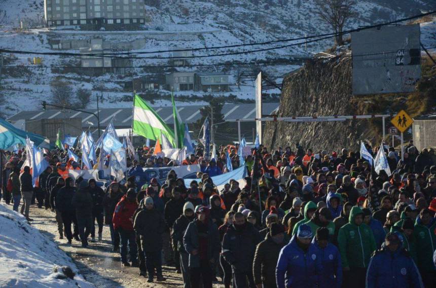 Masiva marcha en Ushuaia contra la apertura de importaciones y en defensa de la industria fueguina.