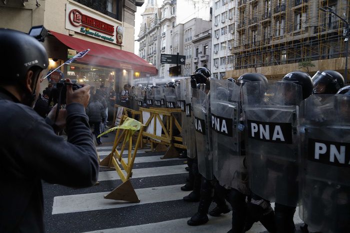 Otro miércoles de represión a jubilados frente al Congreso.
