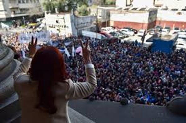 Cristina desde el encierro sacude al poder: la Plaza rugió contra la deuda y el modelo Milei.