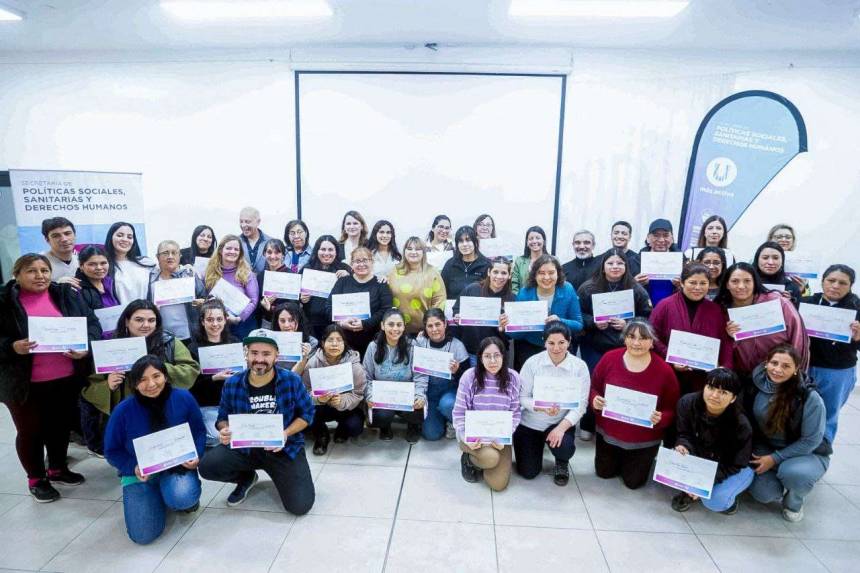 Emprendedores de Ushuaia recibieron certificados en Administración de Negocios tras capacitación de la Municipalidad y UNTDF.