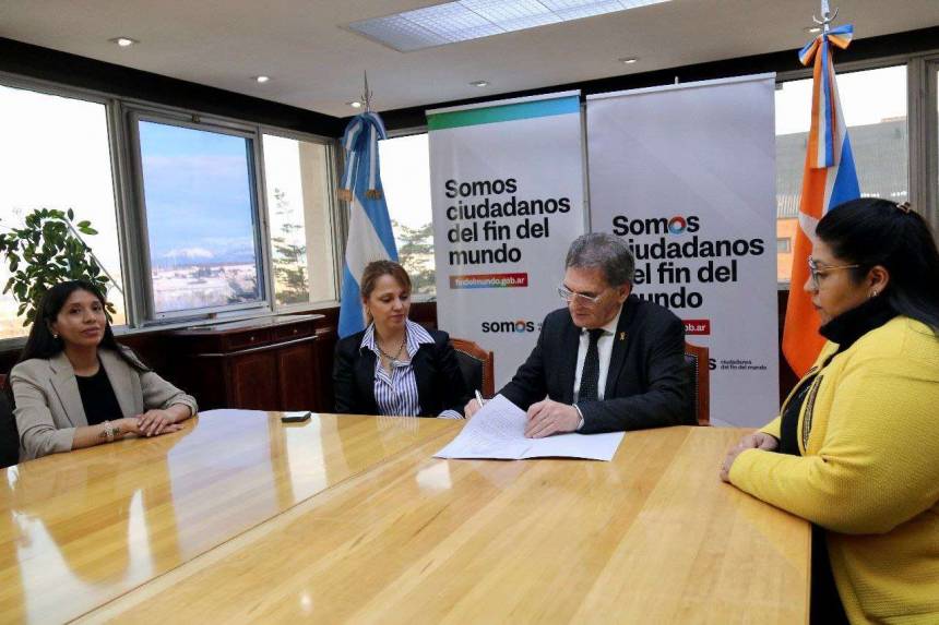 Hacía políticas públicas con identidad indígena: firman convenio para garantizar derechos en Tierra del Fuego
