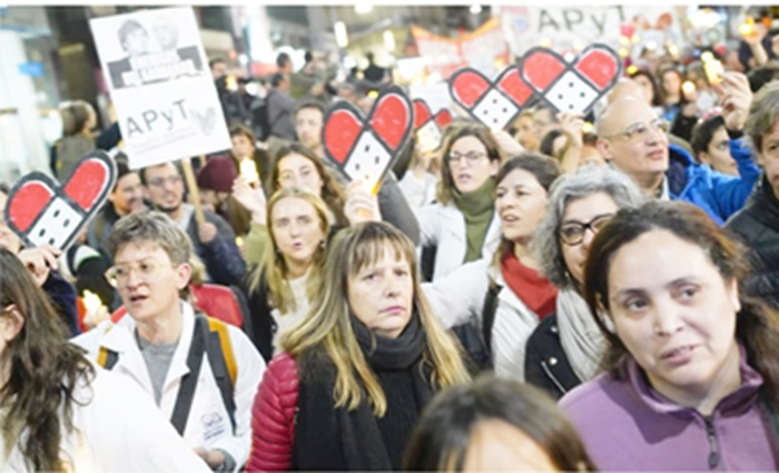 Trabajadores del Garrahan volvieron a reclamar con una «Caminata de las Velas»