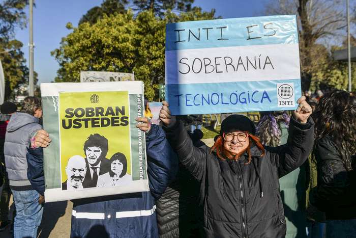 La insensible decisión de la gestión de Milei: Grave situación de los 25 mil trabajadores del Estado despedidos.