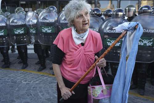 Gas pimienta contra los jubilados: el costo humano del veto de Milei