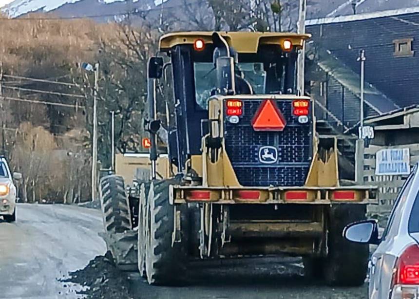 La municipalidad de  Ushuaia  continua con tareas de bacheo y mantenimiento de calles de ripio 