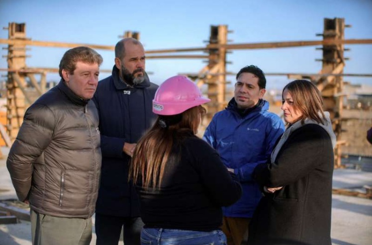 El gobernador Melella recorrió la obra de la Comisaría de Género y Familia