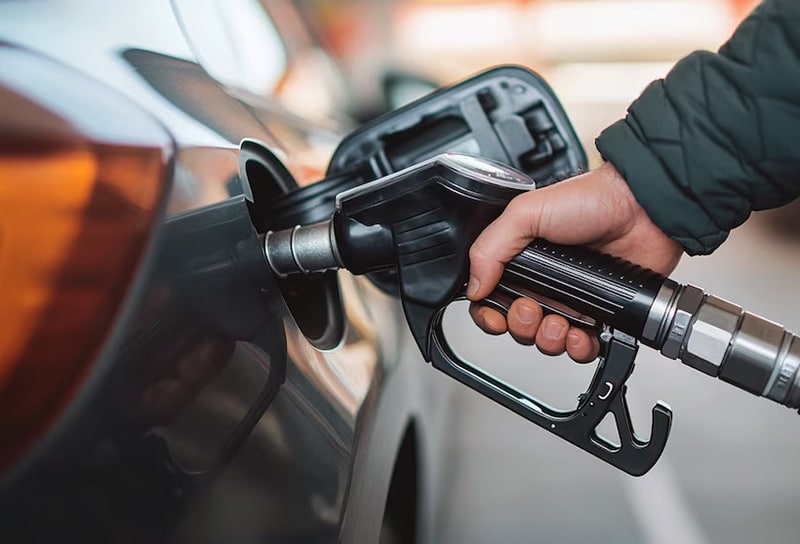 El combustible de la campaña: el Gobierno frena el aumento hasta después de votar