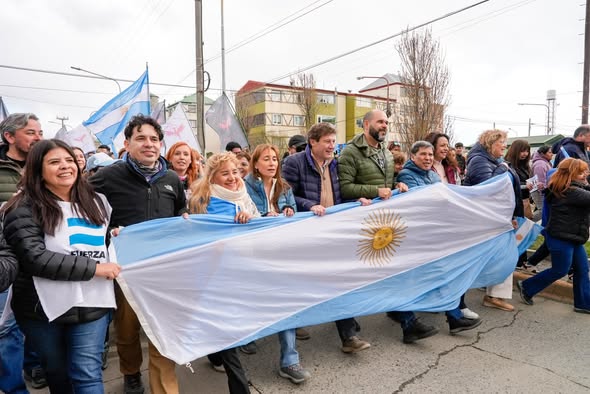 Fuerza Patria cerró su campaña en Tierra del Fuego con una consigna clara: «Tierra del Fuego no se vende, se defiende».