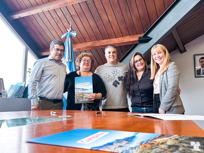 MÁS FAMILIAS DE USHUAIA RECIBIERON TÍTULOS DE PROPIEDAD.