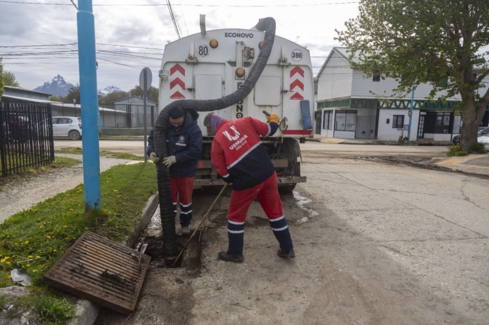 Tras el desborde del Buena Esperanza, Ushuaia limpia y recupera calles con maquinaria y cuadrillas