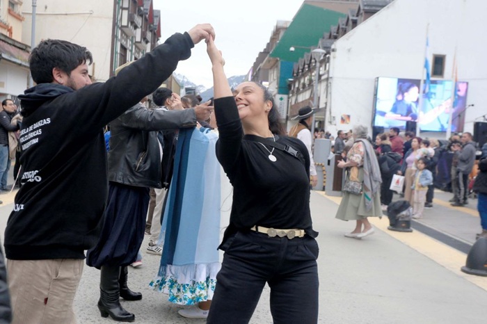   Tradición en la calle: Ushuaia celebró su identidad con danza, música y soberanía cultural