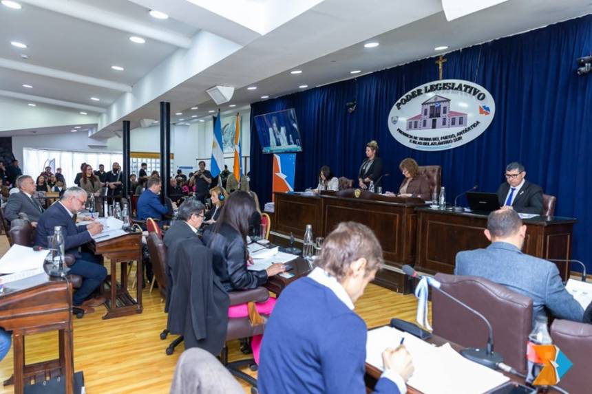 Entre salmones y petróleo: la Legislatura se partió en dos