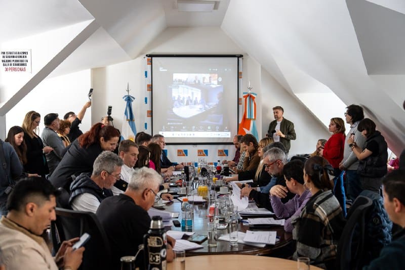 El Gobierno Provincial presentó ante la Legislatura detalles del acuerdo con YPF por la transferencia de yacimientos.