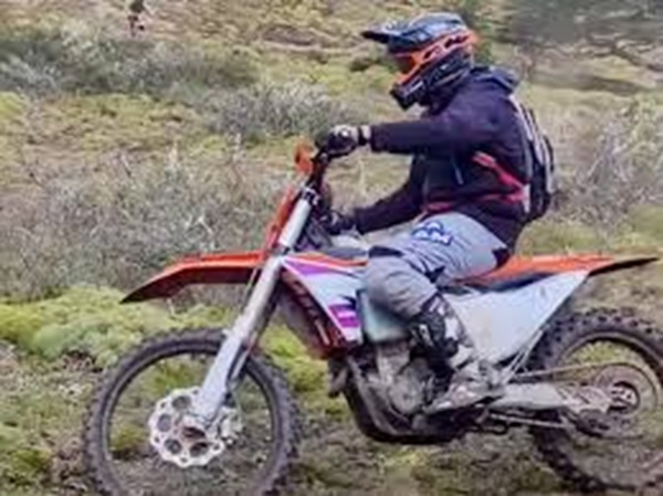 Motos en senderos protegidos: el Gobierno advierte y refuerza controles