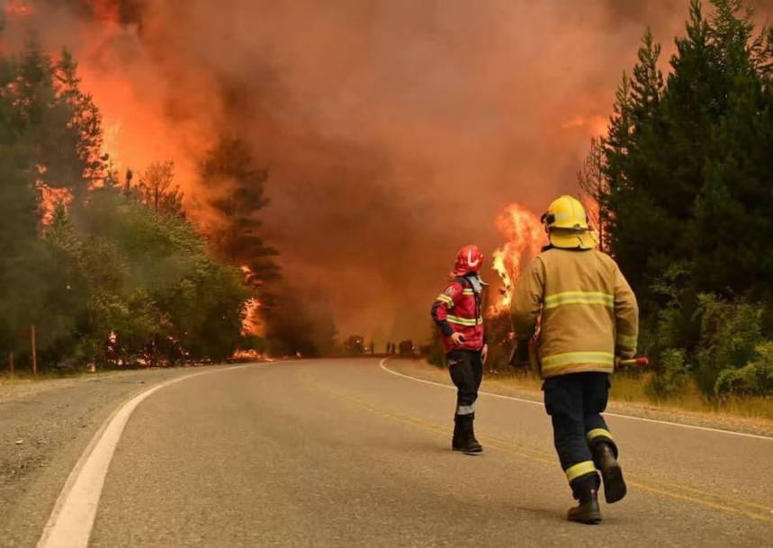 La Patagonia arde: apagan 22 focos, pero el fuego sigue vivo y ya arrasó casi 12 mil hectáreas.