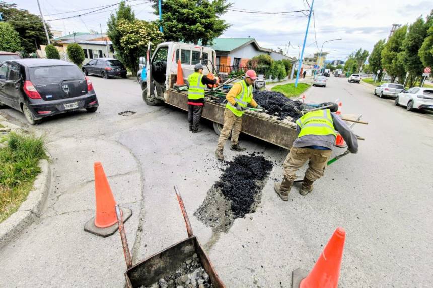 Ushuaia avanza con bacheo y demarcación en calles céntricas y barrios