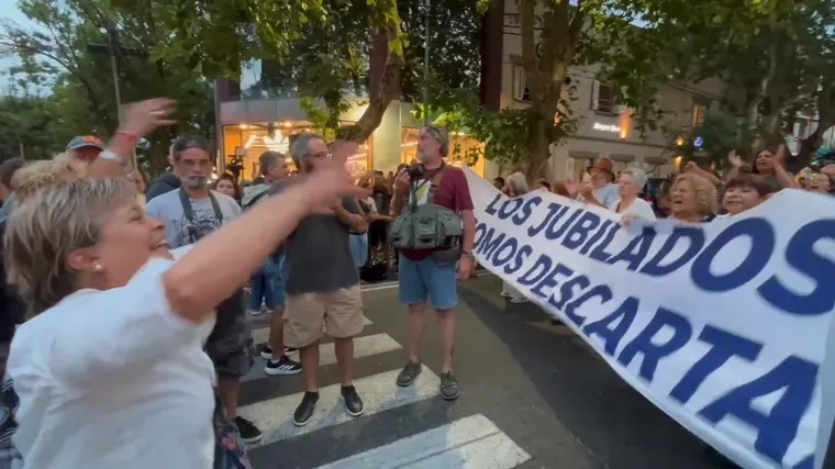Se cae la popularidad de Milei, la fuerte protesta de Mar del Plata con la consigna «La Patria no se vende» 