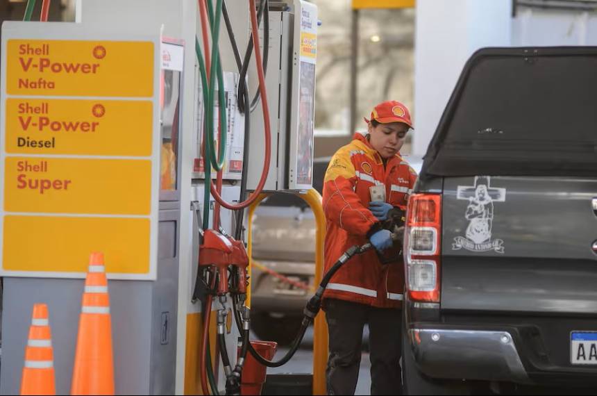  Las naftas premium superaron los 2 mil pesos el litro en algunas estaciones de CABA