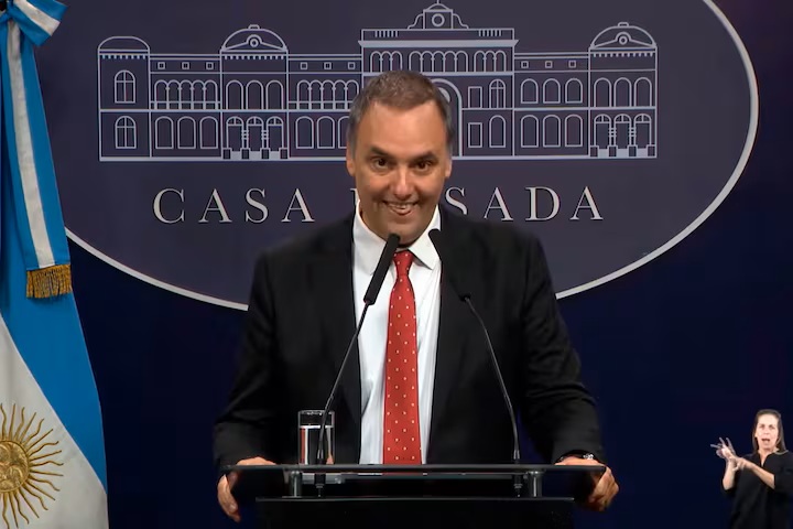 Adorni se defendió en conferencia: negó irregularidades y dijo «Con mi dinero hago lo que quiero».