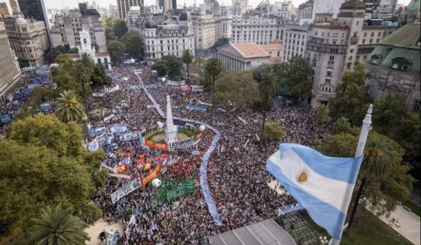 Día de la Memoria: Multitudinaria movilización en Plaza de Mayo bajo el lema «Nunca más»