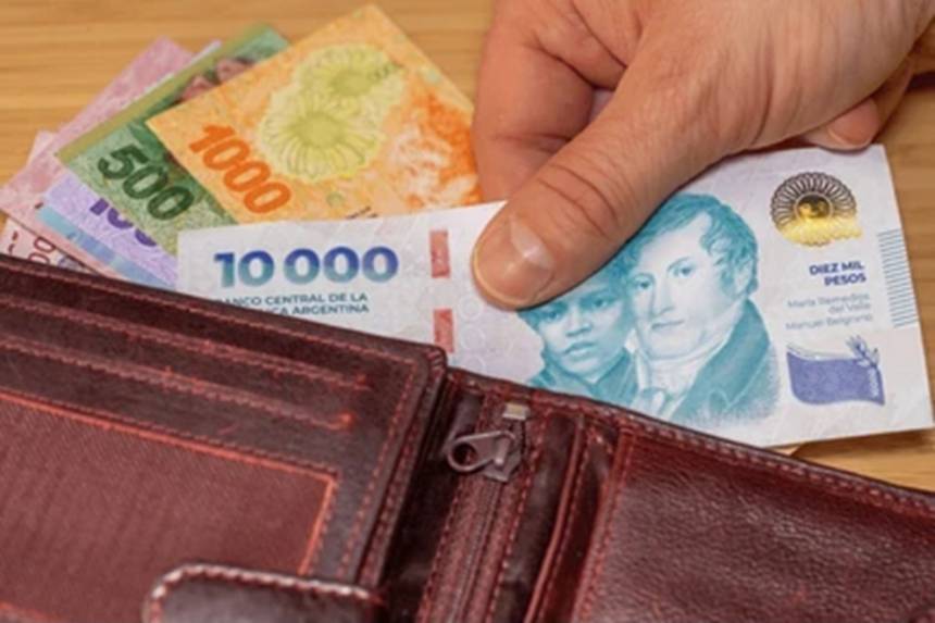 Aumento del salario mínimo: cuánto se cobra desde mayo y cómo impacta en planes sociales y desempleo