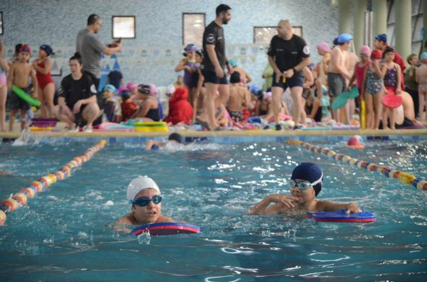 Con gran convocatoria se realizó el encuentro de la escuela municipal de natación. 