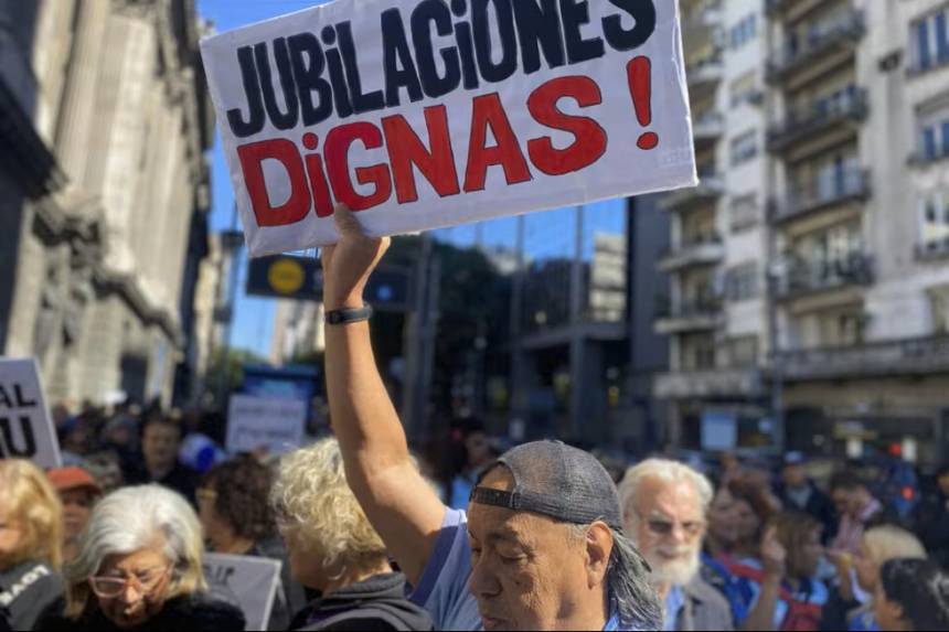 Jubilaciones mínimas: el Gobierno nacional oficializó el bono de $70.000, congelado por 29 meses
