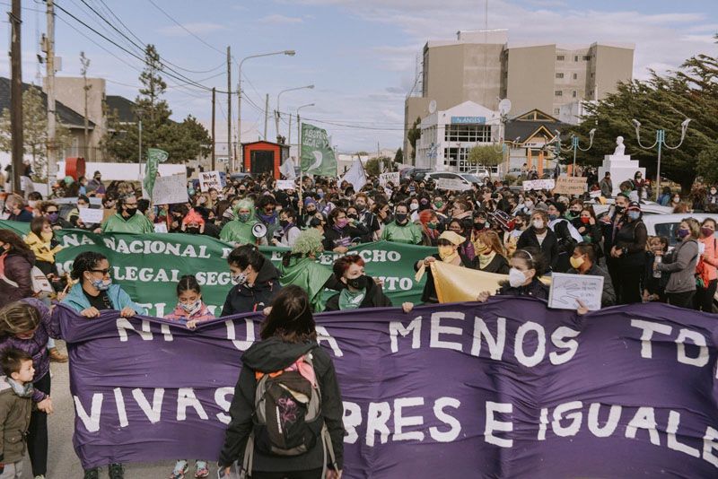 El grito de Ni Una Menos resonó en la Patagonia: denuncian el colapso de la asistencia por los recortes de fondos
