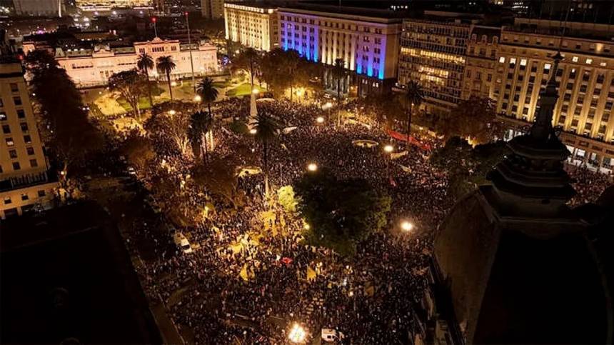 Las multitudinarias despedidas al Indio Solari reflejan el acompañamiento de la gente a un ícono de la contracultura 
