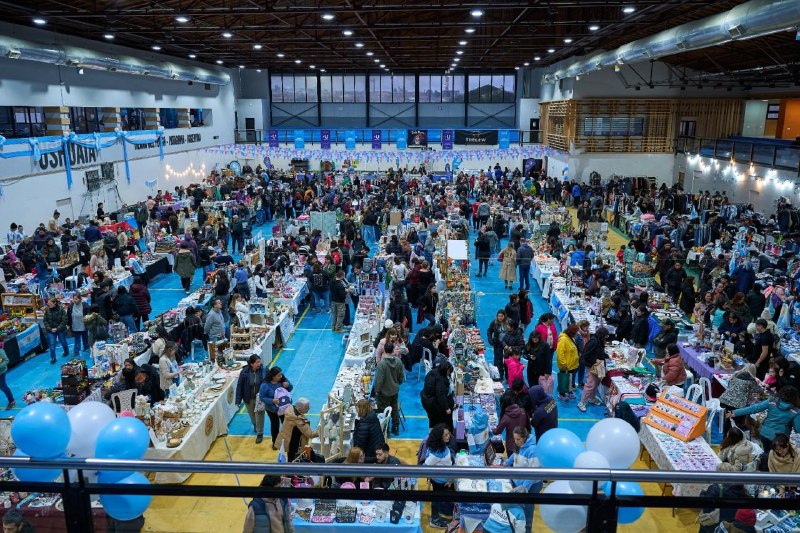 El termómetro de la crisis y el furor del Mundial: más de 220 emprendedores y el Mercado Concentrador colmaron el Cochocho Vargas