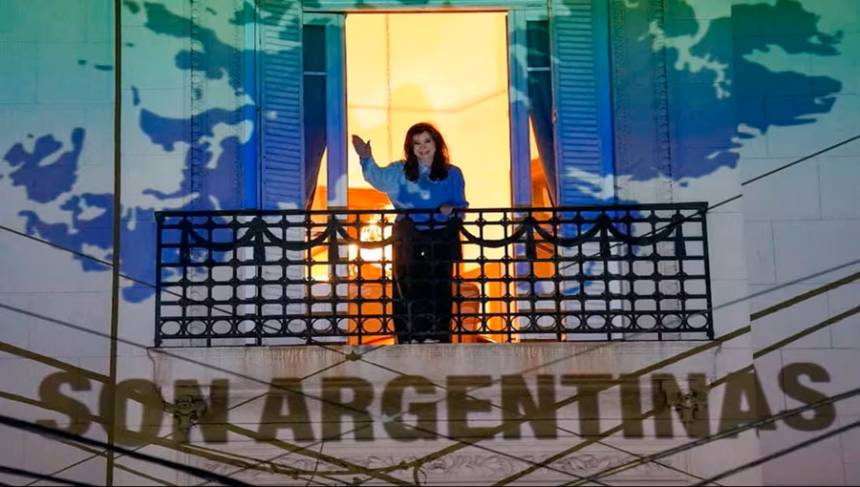 Cristina Kirchner festejó la victoria de Argentina con una proyección de Malvinas