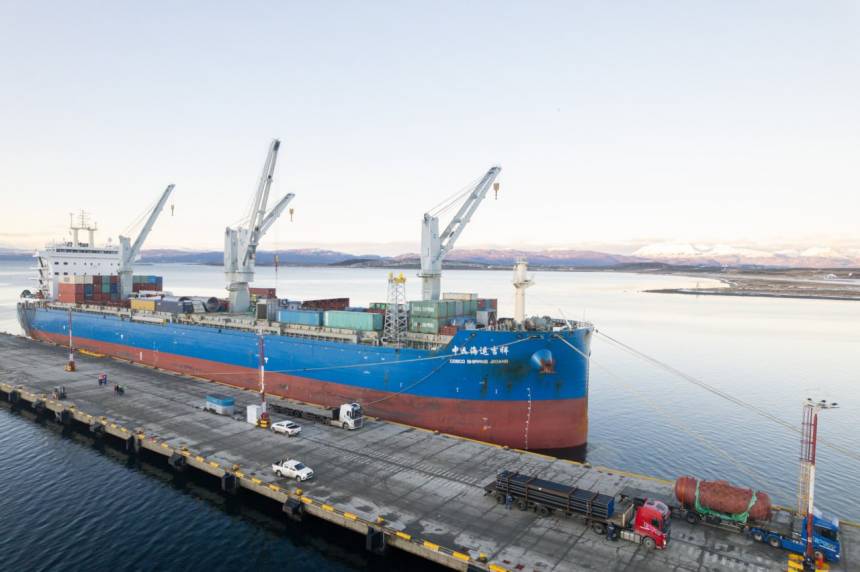 Comenzó el operativo de descarga y transporte del equipamiento de la nueva usina de Ushuaia. 