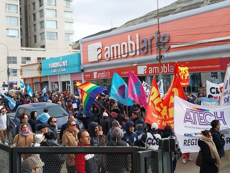 Chubut le puso freno a Milei: “La patria no se vende” en las calles 