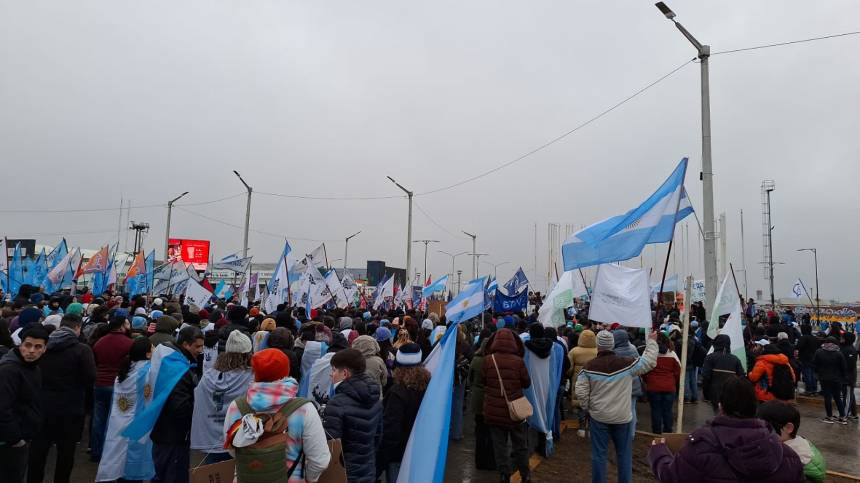 La Patagonia austral le pone un freno al remate del mapa: marchas en Río Grande, Ushuaia y el sur frenan la entrega del territorio