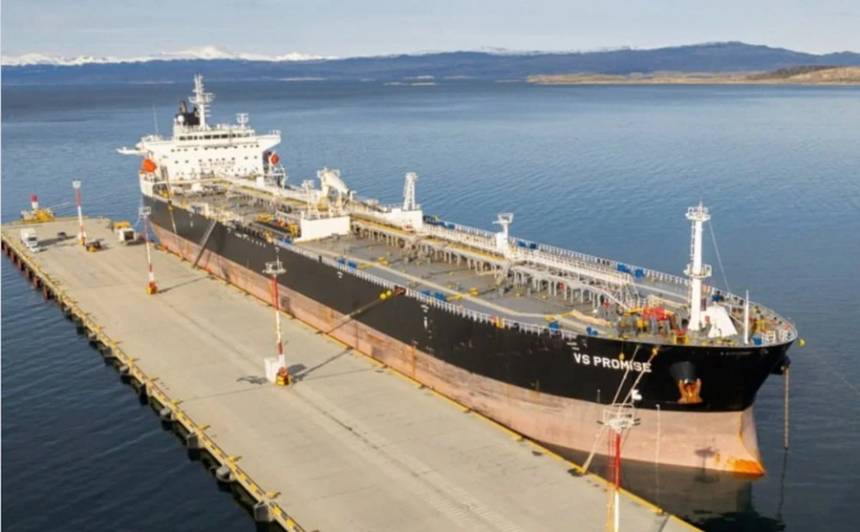 Insólito: Un buque petrolero inglés amarró en el Puerto de Ushuaia contratado por TotalEnergies en Tierra del Fuego