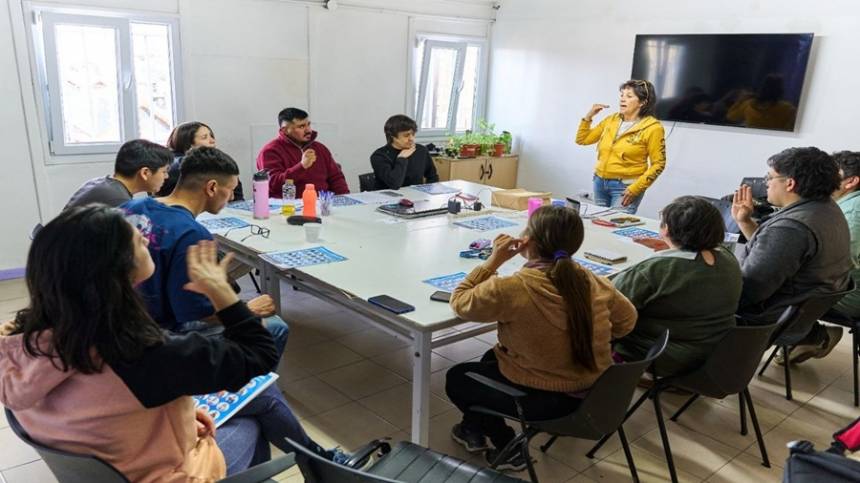 La municipalidad capacita al personal del  CEPLA en lengua de señas argentina para fortalecer la inclusión. 