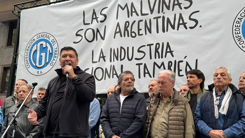 Neutralizada en la calle, la CGT busca erigirse como mediadora en la interna del peronismo