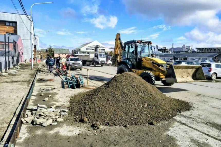 La Municipalidad de Ushuaia continúa llevando adelante trabajos de mejoramiento y puesta en valor del espacio público.