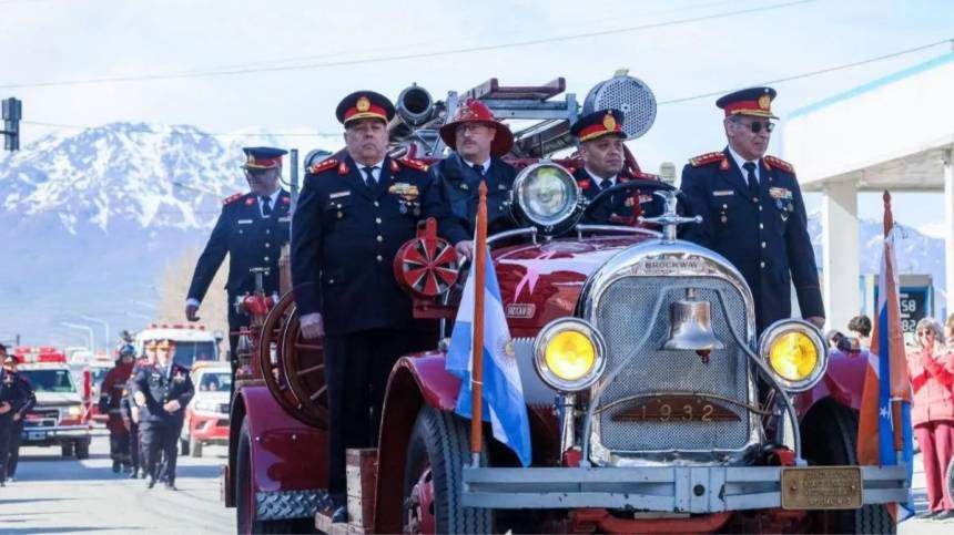 Ushuaia conmemoró su aniversario con el tradicional desfile cívico-militar y homenajes a sus antiguos pobladores