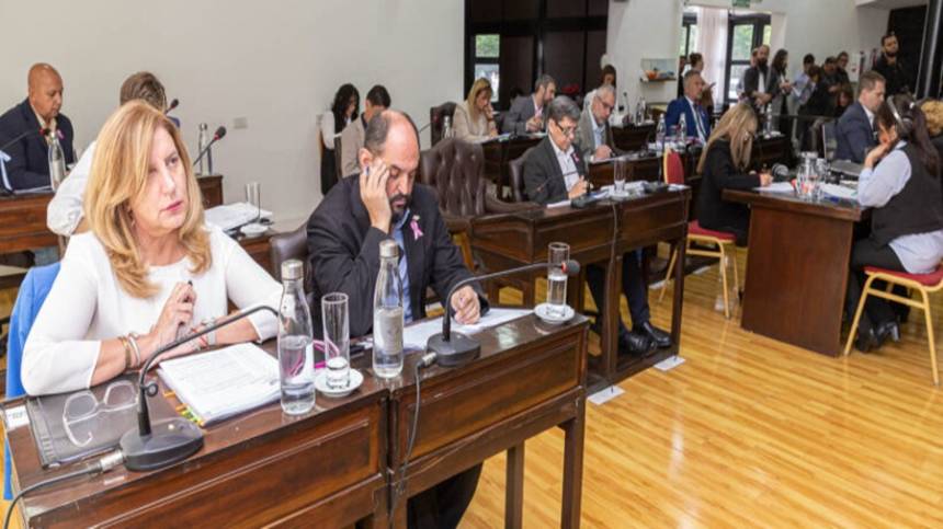 Tensión en la Legislatura: duros cuestionamientos al gasto provincial cruzan el debate presupuestario y la entrega de tierras