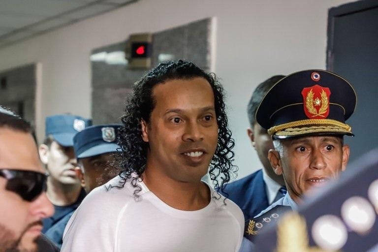 Ronaldinho fue liberado tras estar más de 5 meses en prisión