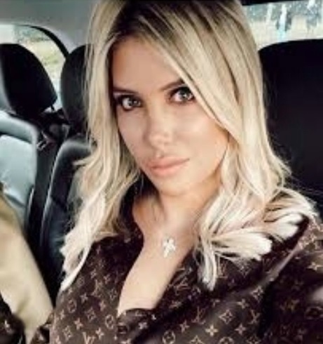 Exceso de photoshop: Wanda Nara subió una selfie y la criticaron duro por un excesivo retoque digital