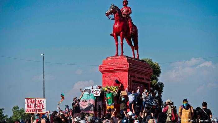 Masiva manifestación en Plaza Italia de Santiago a un año del inicio del estallido social en Chile