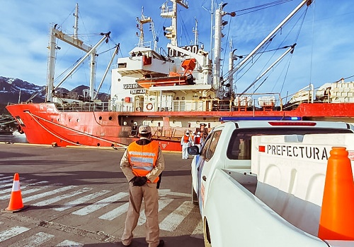 “van a permanecer en el barco unas diez personas, que son las que deben mantener el funcionamiento del buque”