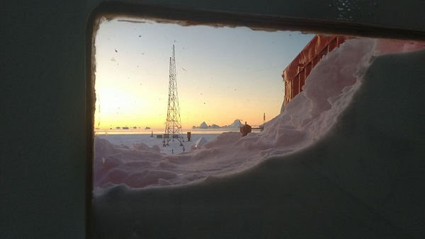 Vista desde el interior de la casa principal, con las ventanas semitapadas por la acumulación de nieve.